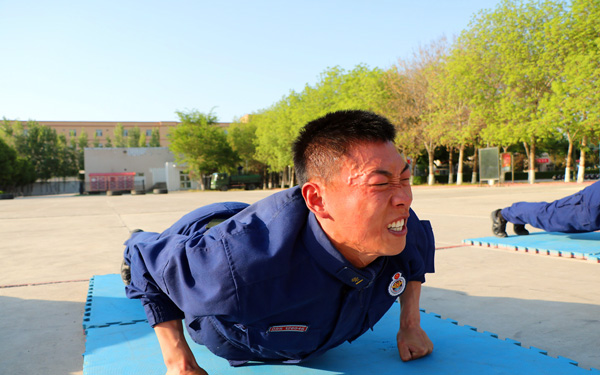 赛艇半决赛，三湘海豚队与东海铁骑队逆转，体能对抗拉满！主场山呼海啸